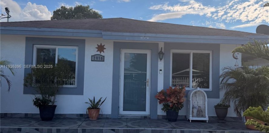 House in Miami, Florida 3 bedrooms, 169.55 sq.m. № 1994501