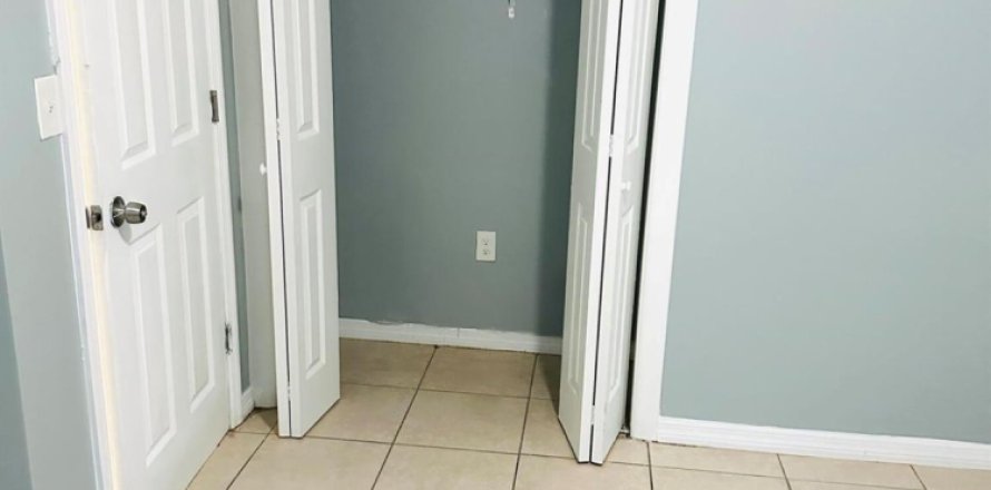 Propiedad comercial en West Palm Beach, Florida 2 dormitorios, 132.76 m2 № 1228548