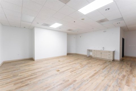 Propiedad comercial en venta en Sun City Center, Florida, 763.19 m2 № 1741198 - foto 9