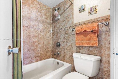 Condominio en venta en Pembroke Pines, Florida, 2 dormitorios, 94.85 m2 № 1864107 - foto 19