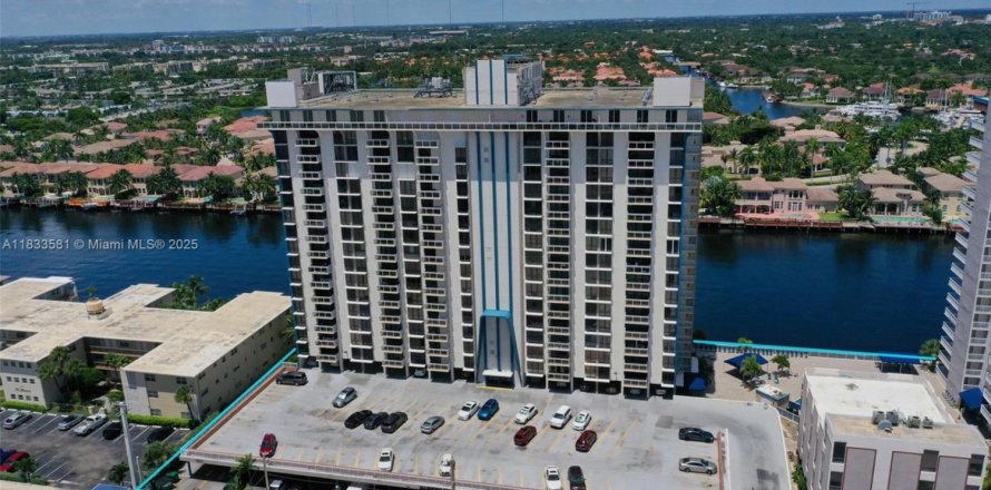 Condominio en Hollywood, Florida, 2 dormitorios  № 1979863