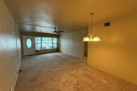Condo in Saint Petersburg, Florida, 2 bedrooms  № 1899148 - photo 12