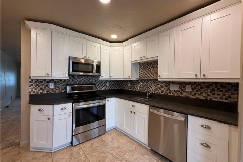 Condo in Saint Petersburg, Florida, 2 bedrooms  № 1899148 - photo 2