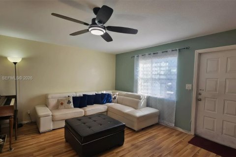 Townhouse in Hollywood, Florida 2 bedrooms, 120.77 sq.m. № 2000769 - photo 2