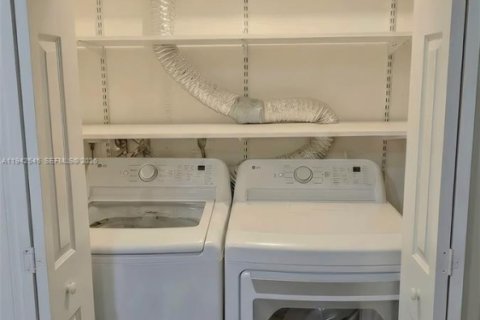 Townhouse in Hollywood, Florida 2 bedrooms, 120.77 sq.m. № 2000769 - photo 8