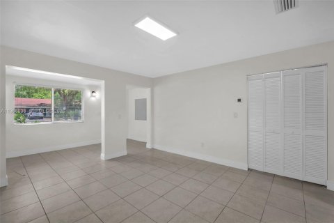 Снять в аренду виллу или дом в Норт-Майами, Флорида 2 спальни, 144.93м2, № 2028843 - фото 9