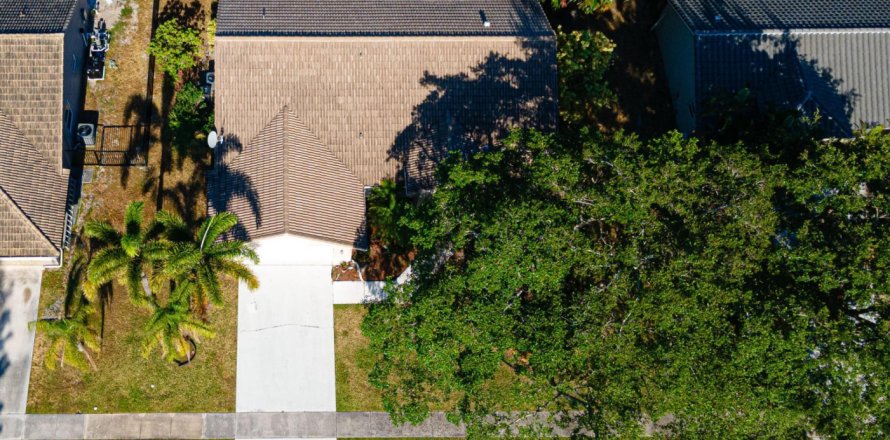 House in Wellington, Florida 3 bedrooms, 163.88 sq.m. № 1154438