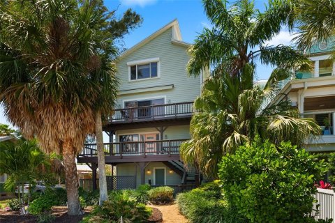 House in Saint Pete Beach, Florida 3 bedrooms, 254.83 sq.m. № 2199819 - photo 2
