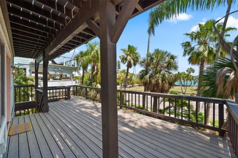 House in Saint Pete Beach, Florida 3 bedrooms, 254.83 sq.m. № 2199819 - photo 24