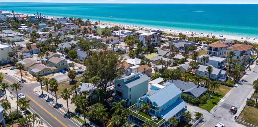 House in Saint Pete Beach, Florida 3 bedrooms, 254.83 sq.m. № 2199819