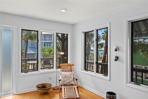 House in Saint Pete Beach, Florida 3 bedrooms, 254.83 sq.m. № 2199819 - photo 11