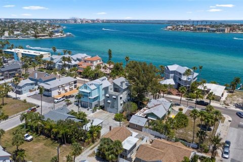 House in Saint Pete Beach, Florida 3 bedrooms, 254.83 sq.m. № 2199819 - photo 3
