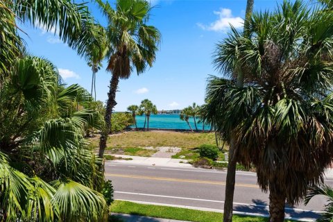 House in Saint Pete Beach, Florida 3 bedrooms, 254.83 sq.m. № 2199819 - photo 25