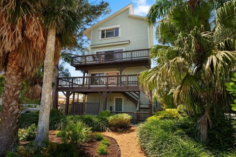 House in Saint Pete Beach, Florida 3 bedrooms, 254.83 sq.m. № 2199819 - photo 4