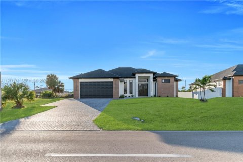 Villa ou maison à Cape Coral, Floride 3 chambres, 153.75 m2 № 2041128