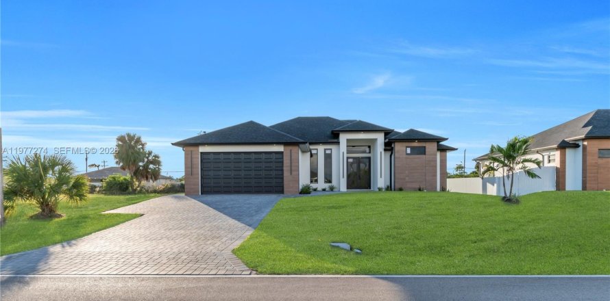 Villa ou maison à Cape Coral, Floride 3 chambres, 153.75 m2 № 2041128