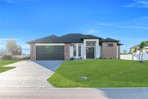 Villa ou maison à vendre à Cape Coral, Floride: 3 chambres, 153.75 m2 № 2041128 - photo 2