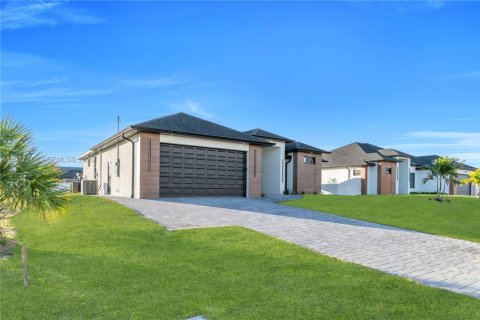 Villa ou maison à vendre à Cape Coral, Floride: 3 chambres, 153.75 m2 № 2041128 - photo 4