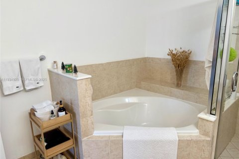 Copropriété à vendre à Miami, Floride: 2 chambres, 112.32 m2 № 1993653 - photo 23