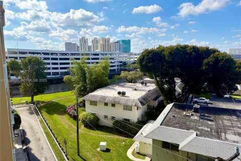 Copropriété à vendre à Miami, Floride: 2 chambres, 112.32 m2 № 1993653 - photo 27