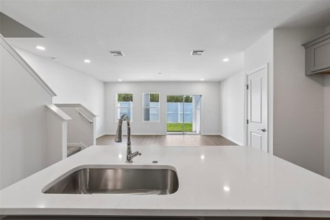 Townhouse in Zephyrhills, Florida 3 bedrooms, 146.14 sq.m. № 2259197 - photo 4