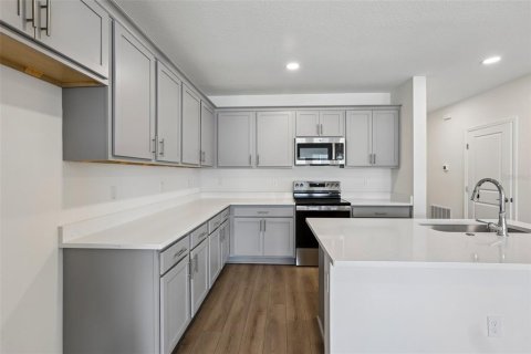 Townhouse in Zephyrhills, Florida 3 bedrooms, 146.14 sq.m. № 2259197 - photo 5
