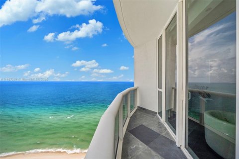 Condominio en venta en Sunny Isles Beach, Florida, 3 dormitorios, 237.64 m2 № 1706855 - foto 18