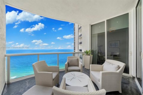 Condominio en venta en Sunny Isles Beach, Florida, 3 dormitorios, 237.64 m2 № 1706855 - foto 1