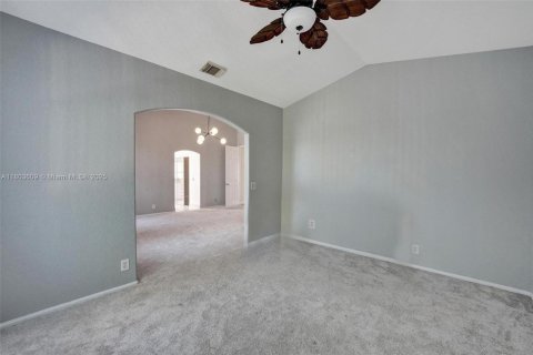 House in Coral Springs, Florida 6 bedrooms, 286.32 sq.m. № 1745635 - photo 23