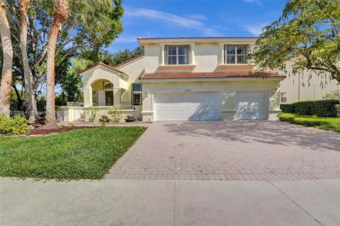 House in Coral Springs, Florida 6 bedrooms, 286.32 sq.m. № 1745635 - photo 1