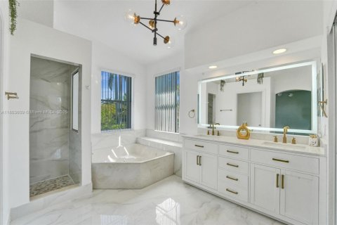 House in Coral Springs, Florida 6 bedrooms, 286.32 sq.m. № 1745635 - photo 24