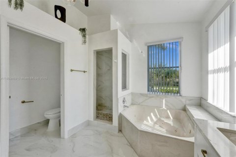 House in Coral Springs, Florida 6 bedrooms, 286.32 sq.m. № 1745635 - photo 25