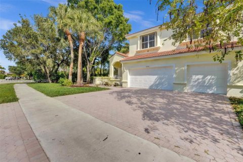 House in Coral Springs, Florida 6 bedrooms, 286.32 sq.m. № 1745635 - photo 3