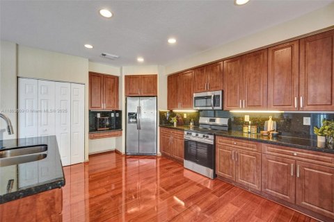 House in Coral Springs, Florida 6 bedrooms, 286.32 sq.m. № 1745635 - photo 18