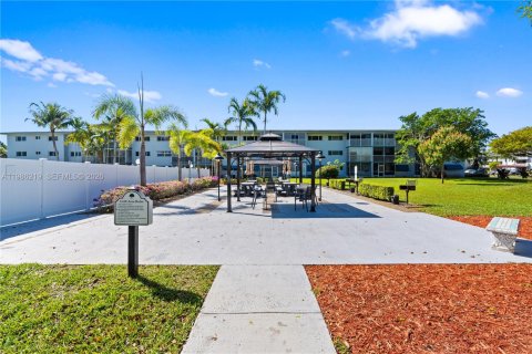 Condo in Hollywood, Florida, 2 bedrooms  № 2050586 - photo 25