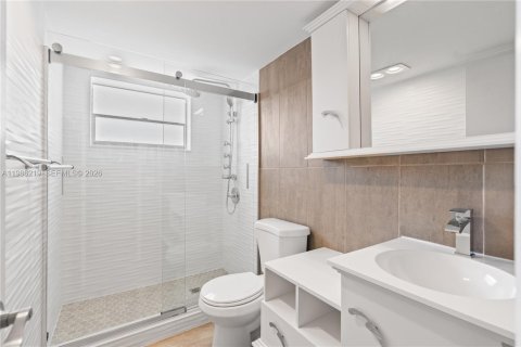 Condo in Hollywood, Florida, 2 bedrooms  № 2050586 - photo 12