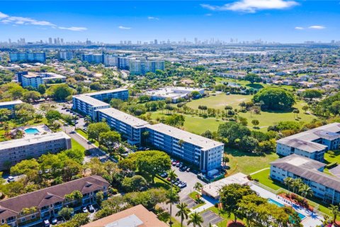 Condo in Hollywood, Florida, 2 bedrooms  № 2050586 - photo 28