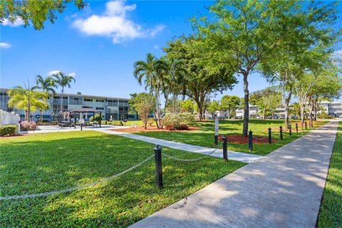 Condo in Hollywood, Florida, 2 bedrooms  № 2050586 - photo 22