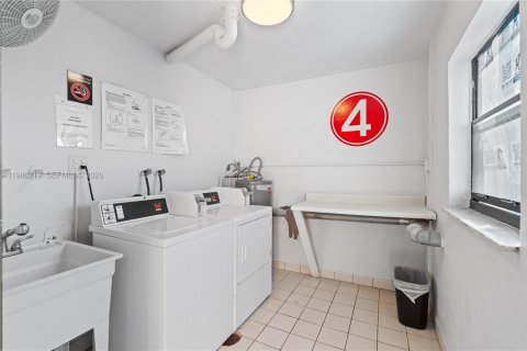 Condo in Hollywood, Florida, 2 bedrooms  № 2050586 - photo 19