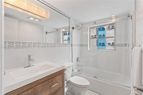 Condo in Hollywood, Florida, 2 bedrooms  № 2050586 - photo 14
