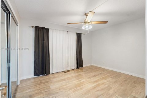 Condo in Hollywood, Florida, 2 bedrooms  № 2050586 - photo 13