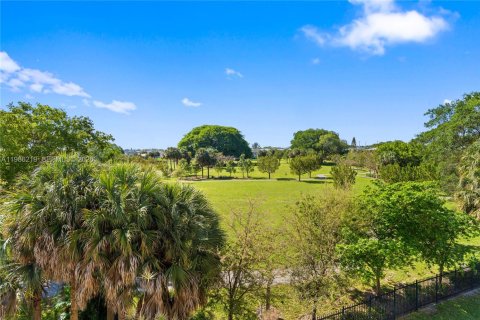 Condo in Hollywood, Florida, 2 bedrooms  № 2050586 - photo 16