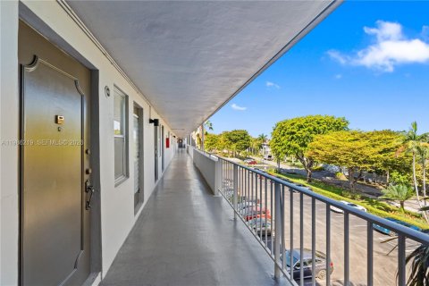 Condo in Hollywood, Florida, 2 bedrooms  № 2050586 - photo 2