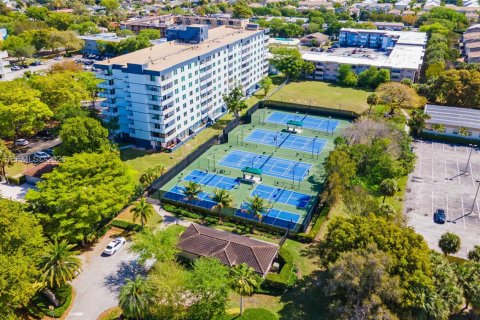 Condo in Hollywood, Florida, 2 bedrooms  № 2050586 - photo 27