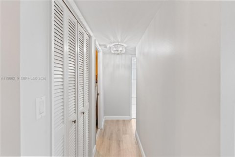 Condo in Hollywood, Florida, 2 bedrooms  № 2050586 - photo 8