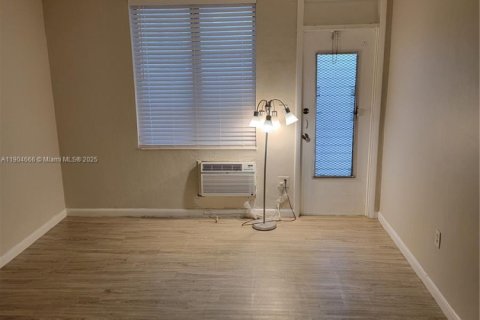 Condominio en alquiler en Miami Beach, Florida, 1 dormitorio, 41.81 m2 № 1956508 - foto 10