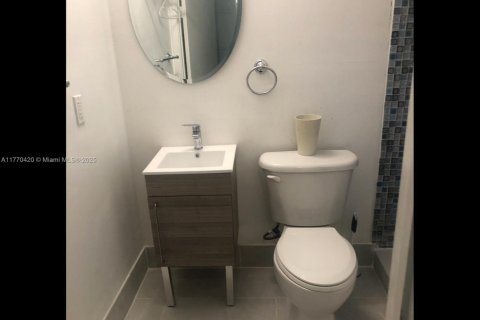 Condo in Miami, Florida, 1 bedroom  № 1610043 - photo 5