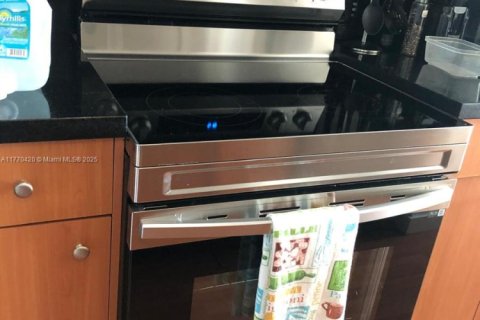 Condo in Miami, Florida, 1 bedroom  № 1610043 - photo 6