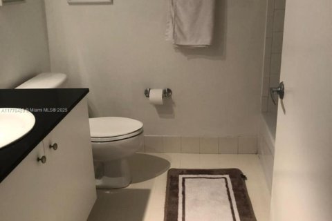Condo in Miami, Florida, 1 bedroom  № 1610043 - photo 2