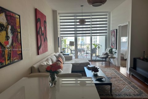 Condo in Miami, Florida, 1 bedroom  № 1610043 - photo 1